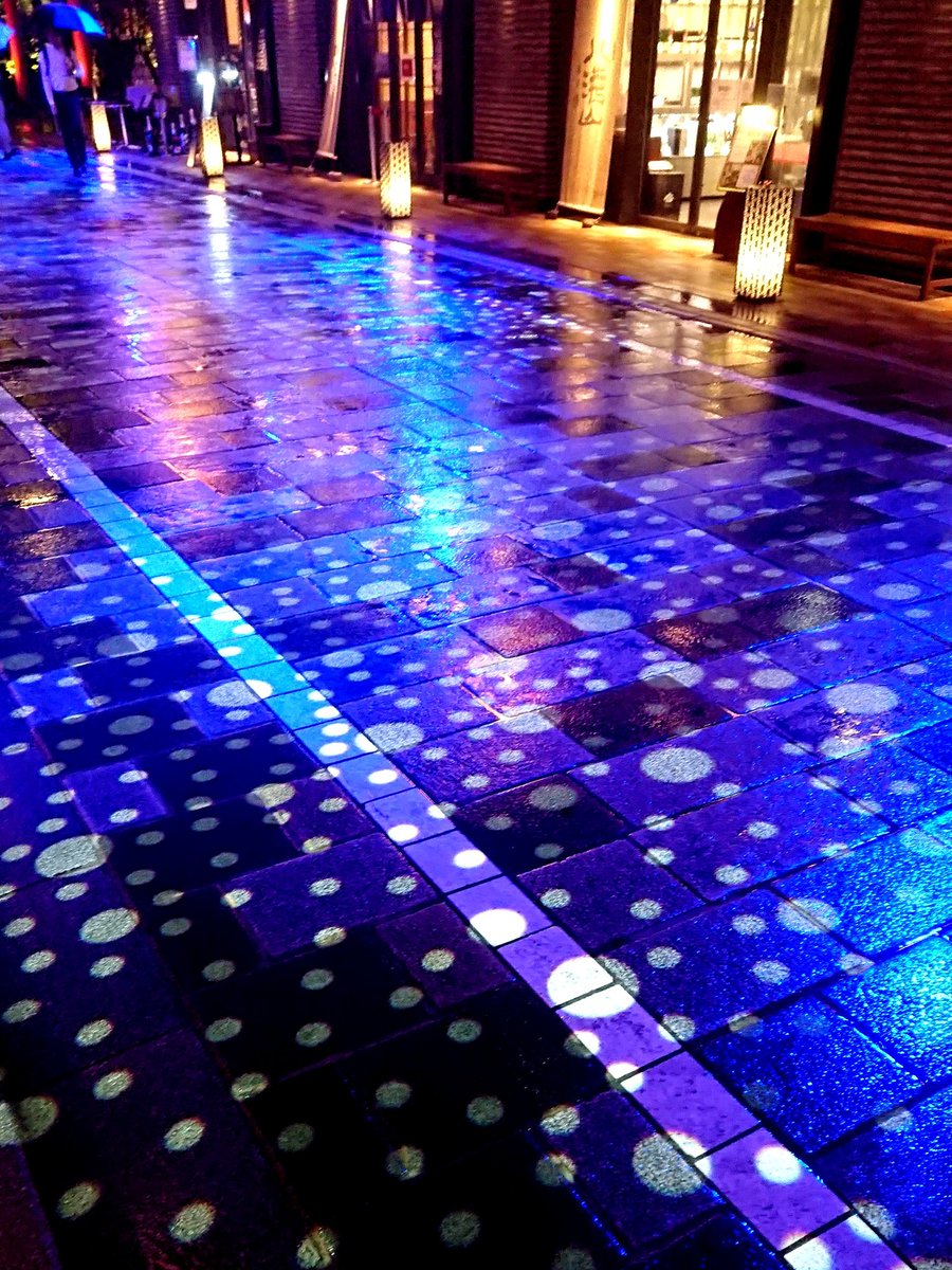 Yuji Itoh 伊藤勇司 雨のコレド室町 花火から金魚に変わっていくプロジェクションマッピング が道路に照らされてとても綺麗 動画でも撮ればよかった