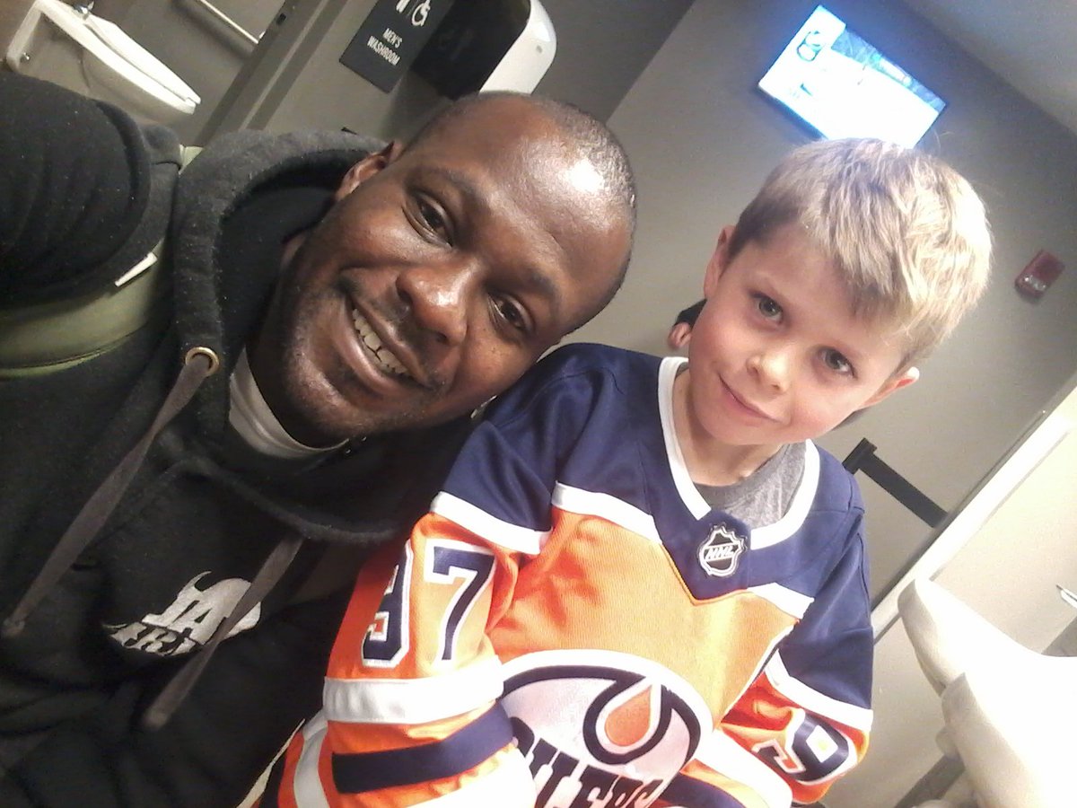 PressoMan's tweet photo. thanks to my new friend rob ..he was kind enough to give me a ticket to watch my first live hokey game.. #Edmonton #Canada #Grenada #oilers #6-0 😊📸📸📸📸📽📽📽🍾🍾🍾🍾🍾 https://t.co/6nBdwMzUqh