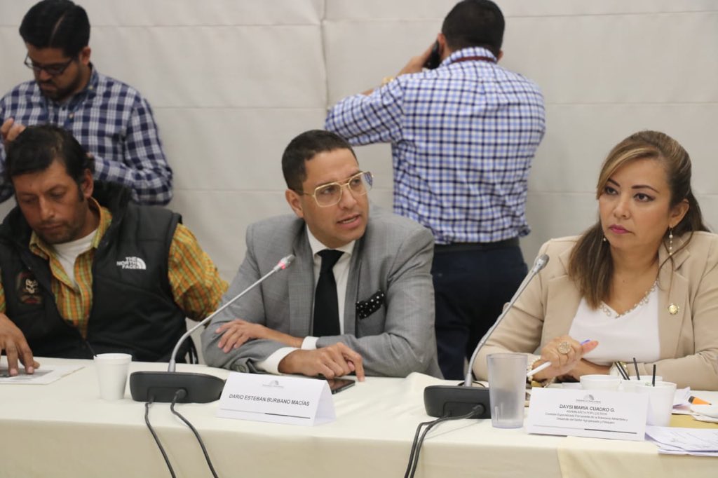 VeroGuevarav's tweet photo. Como segundo punto del orden del día, se recibe a #DavidVaca y #DarioBurbano a fin de que expongan sus argumentos respecto a la problemática por la adquisición de maquinaria y equipos agrícolas de origen chino a través de créditos otorgados por el #BNF hoy en liquidación: https://t.co/XFcAXn6jCD