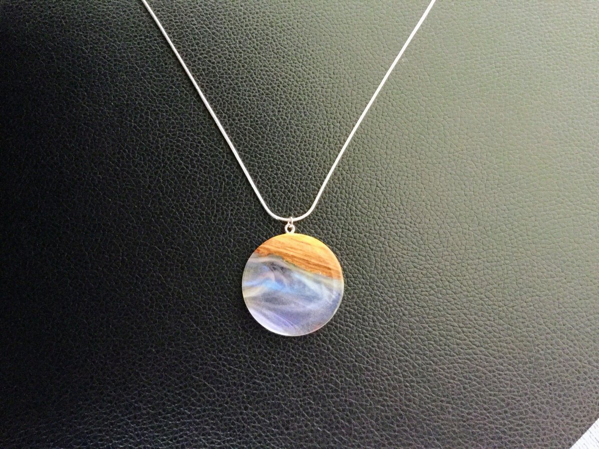 chimikeedesign's tweet photo. Resin &amp; Wood Pendant, Unique Jewelry Gift Handcrafted in New Zealand

#resin #wood #pendant  #jewerly #jewellery #clear #blue #purple #marble #simple #handcrafted #chimikeedesign 

#ニュージーランド #レジン #ピアス #木目 #シンプル #手作り #ハンドメイド #マーブル https://t.co/GkjIfcbbDu