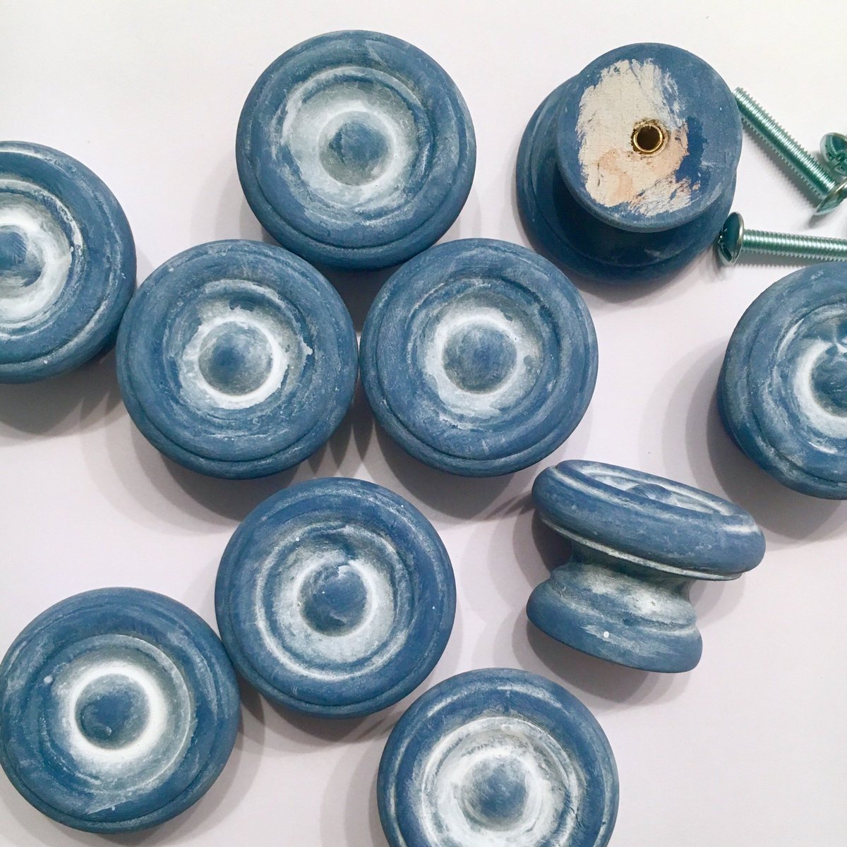 sweep_of_sand's tweet image. Vintage look cottage chic  Drawer pulls #vintagechic #customknobs #cabinetknobs #drawerpulls etsy.me/2Q9mUmS