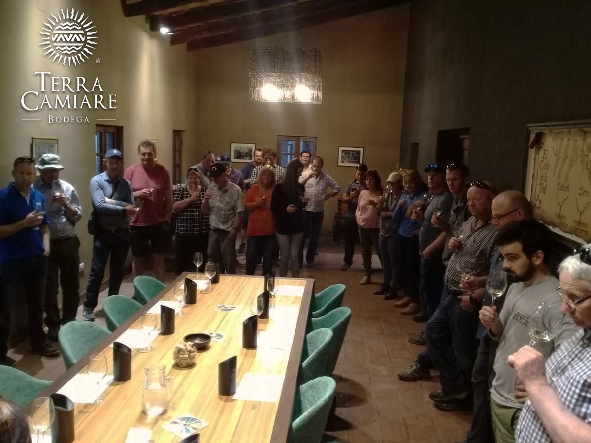 terracamiare's tweet photo. El Lunes pasado nos visitaron veintinueve Ingenieros Agrónomos, procedentes de Nueva Zelanda, que degustaron nuestros vinos. Juntos hicimos una visita guiada, conociendo el viñedo y nuestra línea de producción. #visitas #nuevazelanda #zeland #bodega #internacional #terracamiare https://t.co/LQ72i6z58h