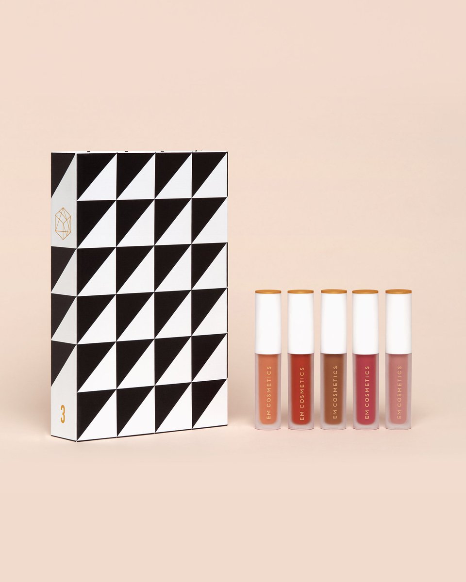 emcosmetics's tweet image. Introducing✨ The Book of Em Volume III: Filled 5 mini True Glosses in our top selling shades. Left to right: Magic Hour, Moroccan Sunset, Caramel Glaze, Lotus Blossom, and Secret Blush. Available 10/1 #emcosmetics
