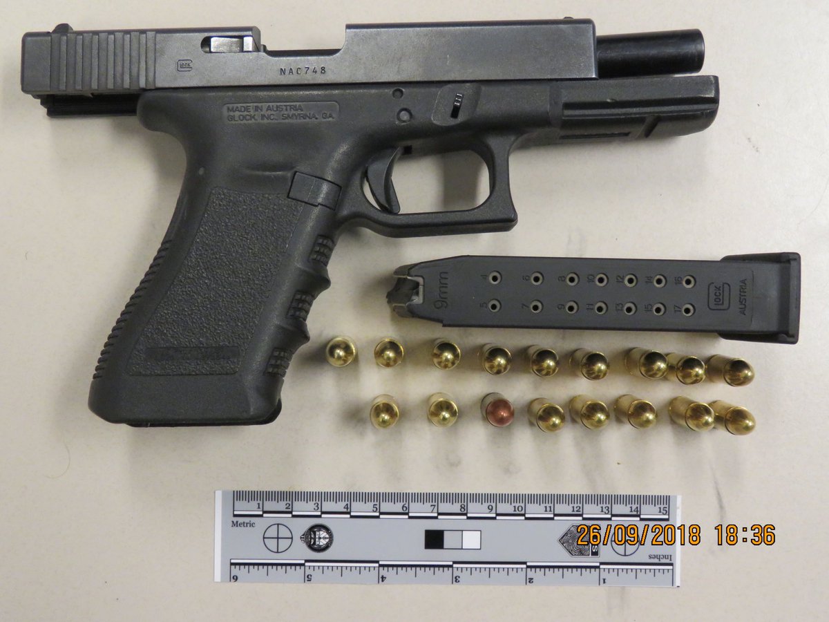 marksaunders_TO's tweet photo. Thank you. Thank you to my ⁦@TorontoPolice⁩ ⁦@TPS42Div⁩ and     ⁦@TPS41Div⁩ officers who recovered this fully loaded semi automatic pistol in the Eglinton Ave E/Kennedy Road area, 29 year old male in custody https://t.co/iyl9s1kknr