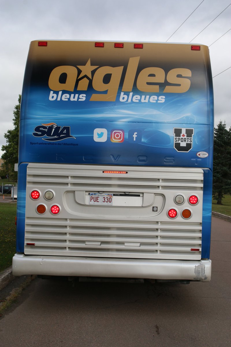 aiglesbleus's tweet photo. Les @aiglesbleus ont un autobus aux couleurs des équipes sportives du campus de Moncton depuis cette semaine.  Cet autobus se promènera sur les routes de la province et ailleurs avec nos athlètes et parfois, des athlètes ou gens pour des voyages. https://t.co/N3ePkCawHT
