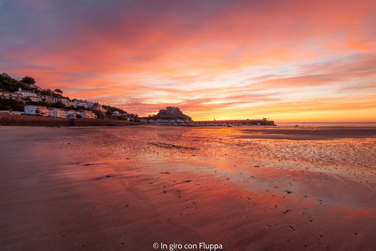 InGiroConFluppa's tweet photo. Buon giovedi' ragazzi! Avete mai sentito parlare dell'isola #Jersey, nel canale della Manica? Tra albe e tramonti mozzafiato, fari, castelli e porticcioli colorati, per me e' stata una scoperta entusiasmante! 
Se vi incuriosisce, ecco il mio articolo:👇
https://t.co/m06FV8SpRe https://t.co/HnMG1SoFM9