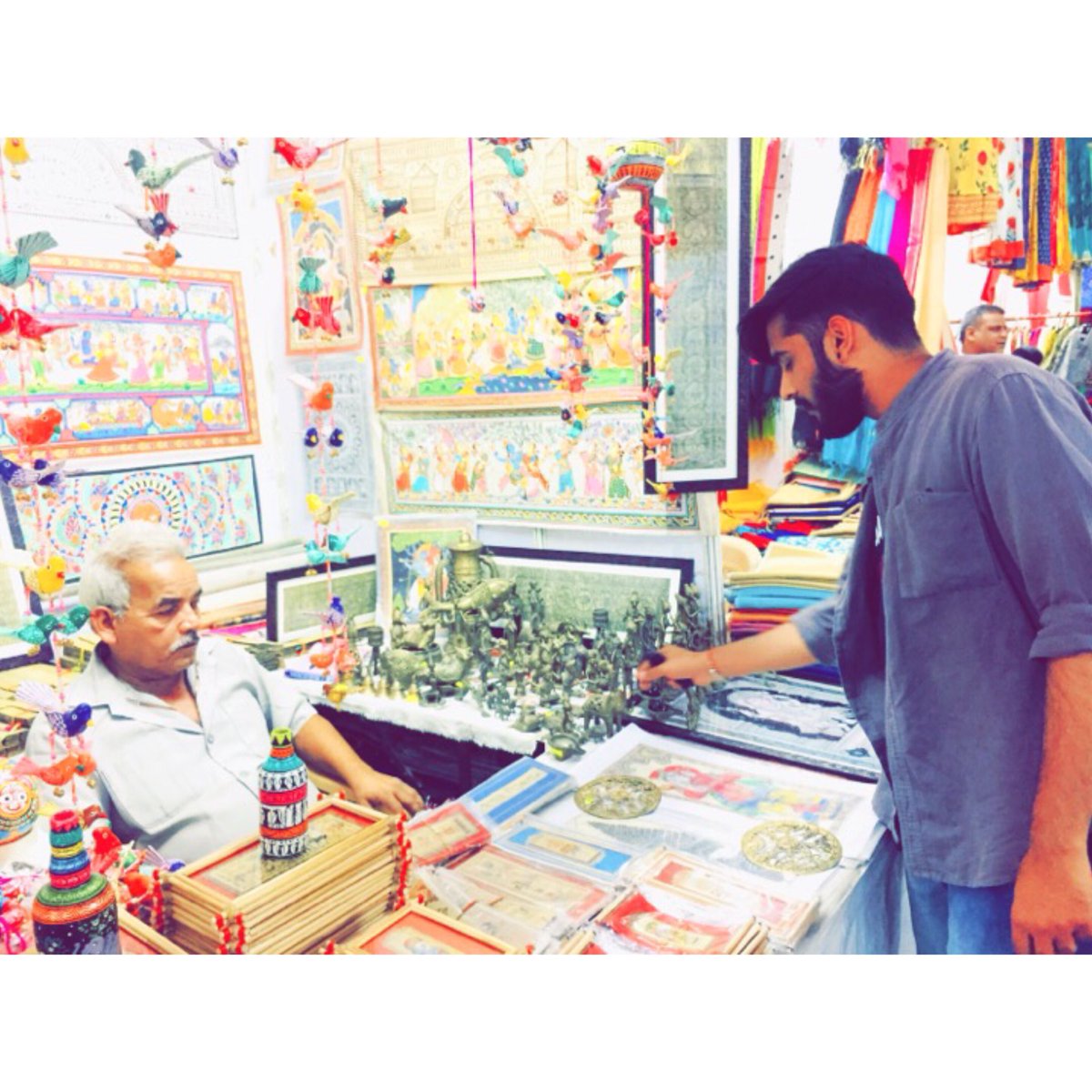 rjamanofficial's tweet photo. 95 fm tadka pahocha Udaipur ke Crafts of India Exhibition mai❤️👍
#fmtadka #udaipurlocal #soundsgood #rjaman #craftsofindia #shopping #fashion #handmade #homemade #fashoinstyle #indianstyle #masti #fun #love https://t.co/Uz7OLaqDd3