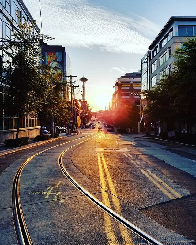 rohit_omanwar's tweet photo. One evening outside my office. #evening #mobilephotography #mobilephoto #seattle #sunset #cityscape #samsunggalaxys8 #samsung #spaceneedle #amazon #workatamazon #streetcar #landscape https://t.co/QEgn6FOTrh https://t.co/YFepCE1Q6U