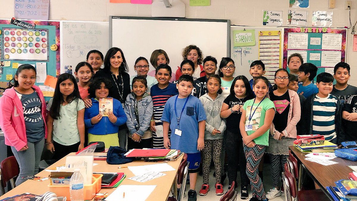 AngelaCervantes's tweet photo. If you look close, I’m somewhere in this photo surrounded by the bright and thoughtful students of @LincolnIrving1 #leerMoline #ReadMoline #kidlit #lovemyjob #authorvisitsrock 🦅 📚 https://t.co/A9FkAFpMMS