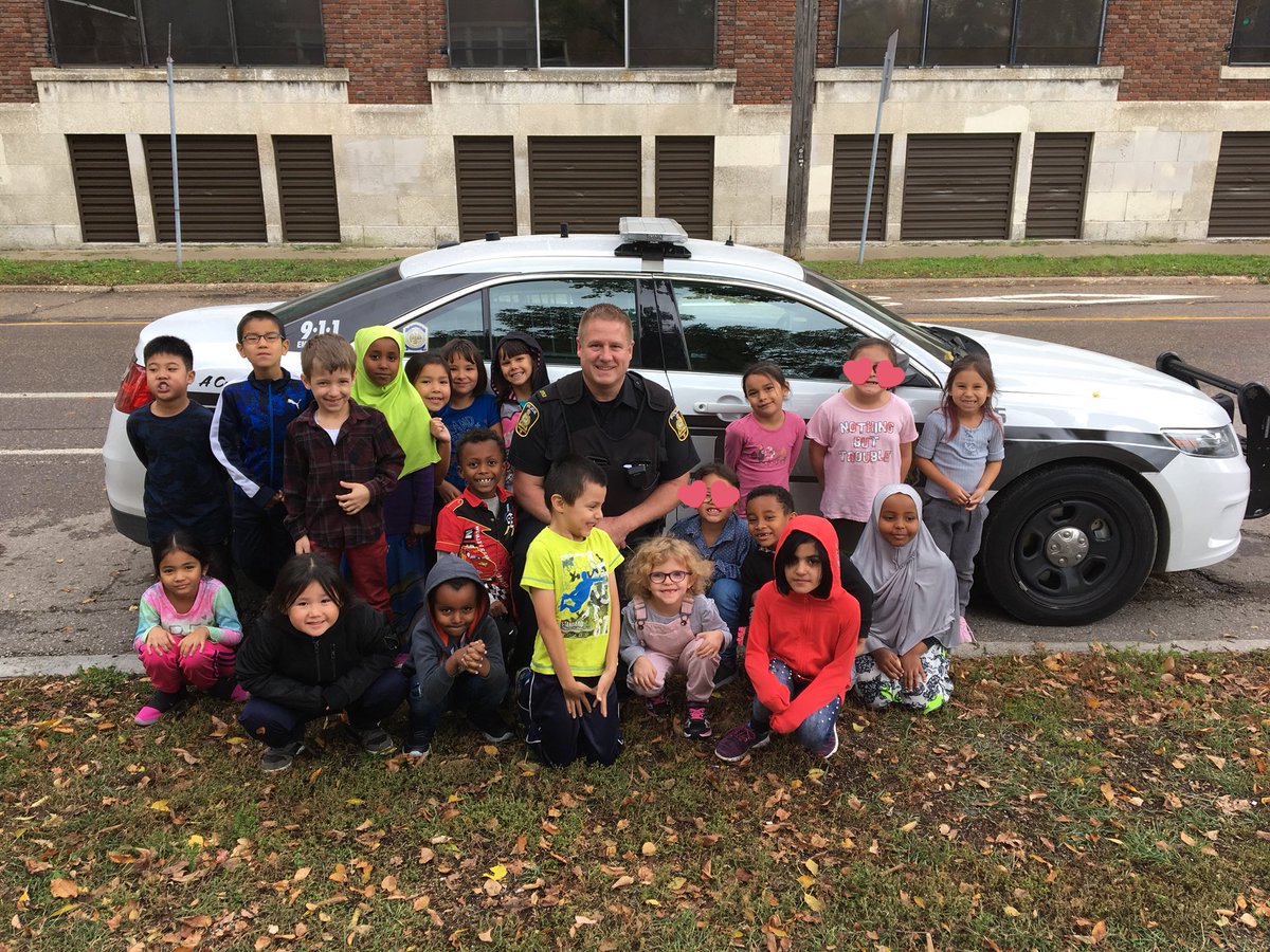 ms_rulkers's tweet photo. Thanks Constable Dave for visiting our class and continuing to build relationships with our students! @WinnipegSD @winnipegpolice https://t.co/v0A7WOEvxN
