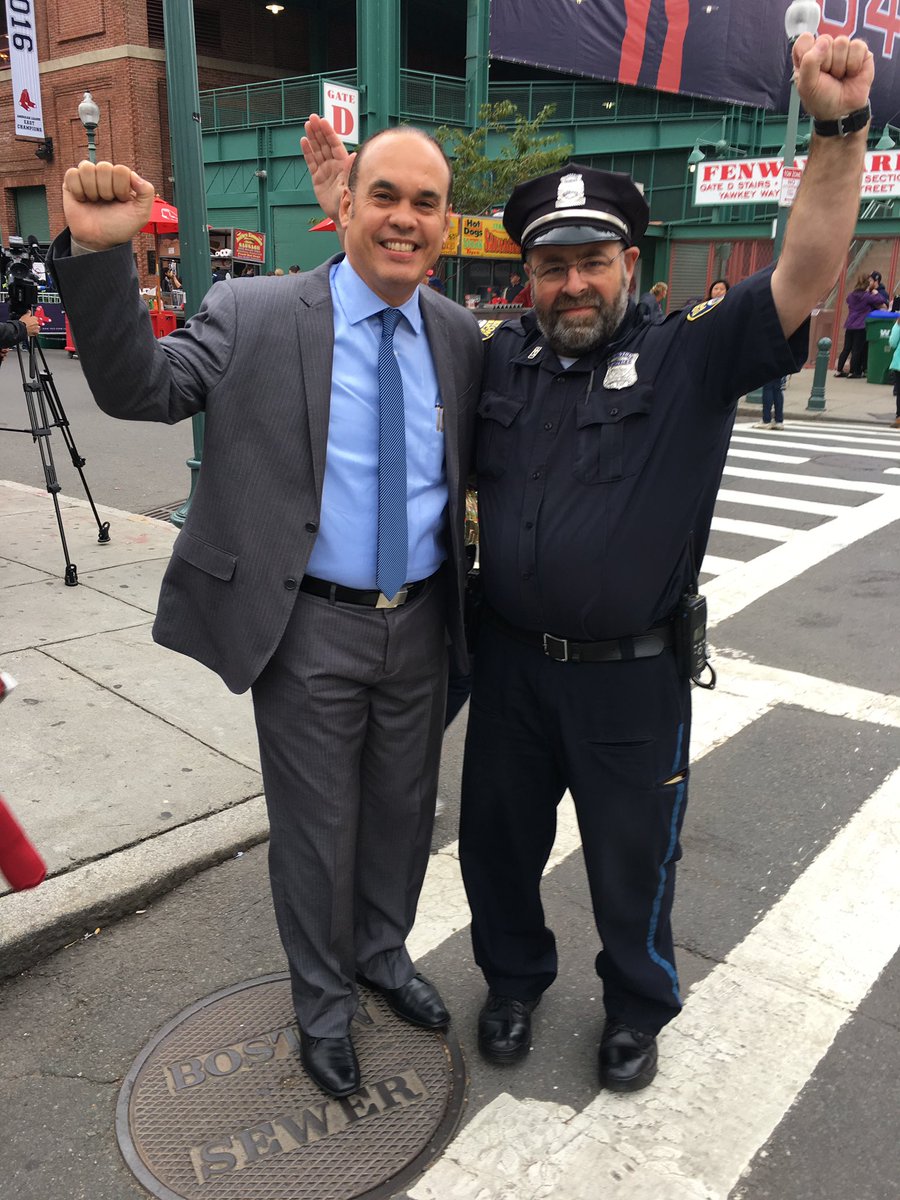 Marino_Pepen's tweet photo. [AQUÍ] Steve Horgan el famoso policía del bullpen #RedSox anuncia que esta será su última temporada, ya que se retira en enero. @bostonpolice 

#DirtyWater
#MLB https://t.co/HrjMft3ALc