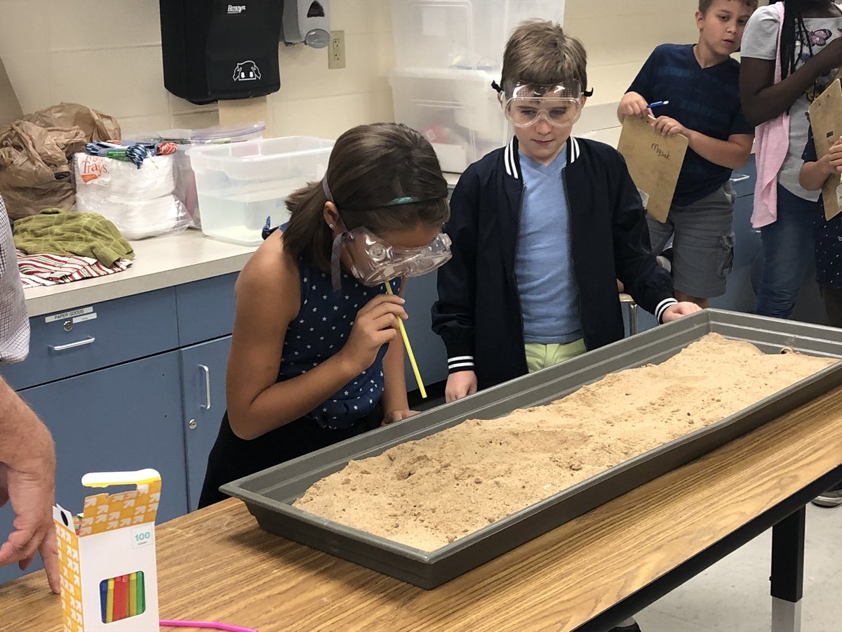 WilmaMysak's tweet photo. Geologist Doug visits Brill. Ss learn about wind water ice effects on weathering and erosion! Lots of WOWS! @KleinISDscience @JustinElbertPR @jenny_mcgown #KleinP2P #steminaction https://t.co/I28QpDdf7c