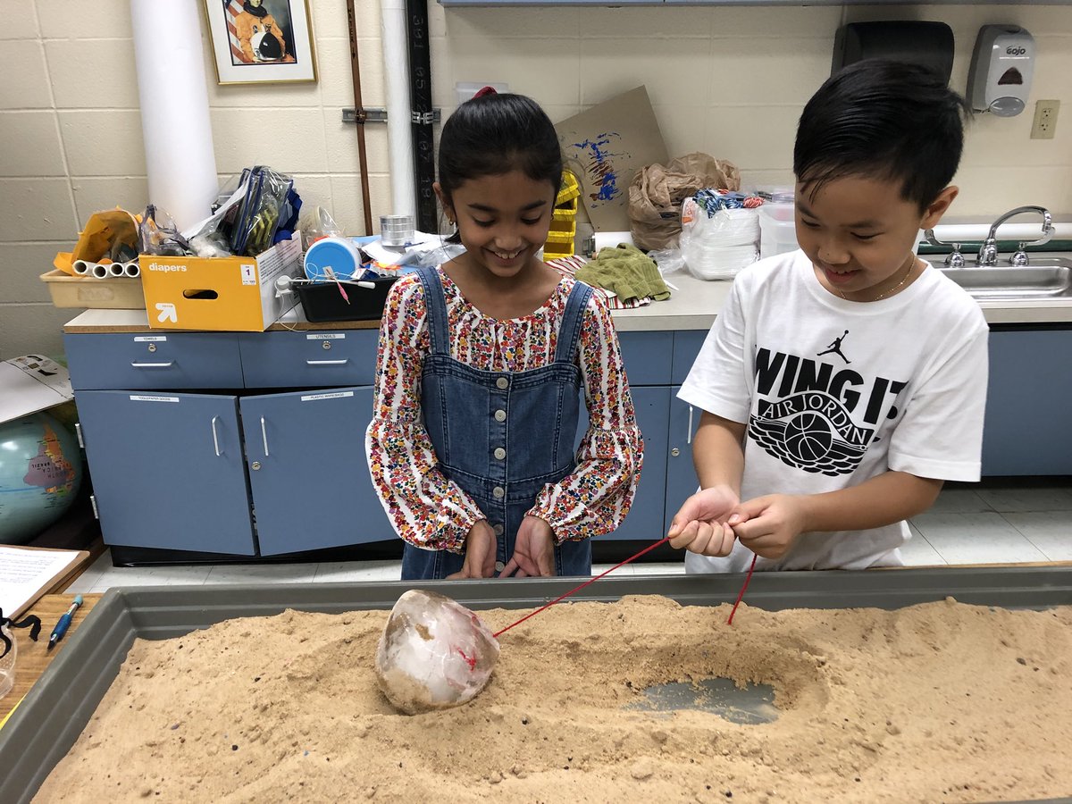 WilmaMysak's tweet photo. Geologist Doug visits Brill. Ss learn about wind water ice effects on weathering and erosion! Lots of WOWS! @KleinISDscience @JustinElbertPR @jenny_mcgown #KleinP2P #steminaction https://t.co/I28QpDdf7c