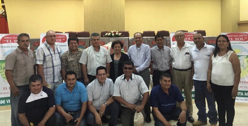 Los miembros de Asociación Agropecuaria Ciudad de Macará apoyando el lanzamiento de la marca Arroz Macareño “El Sol”