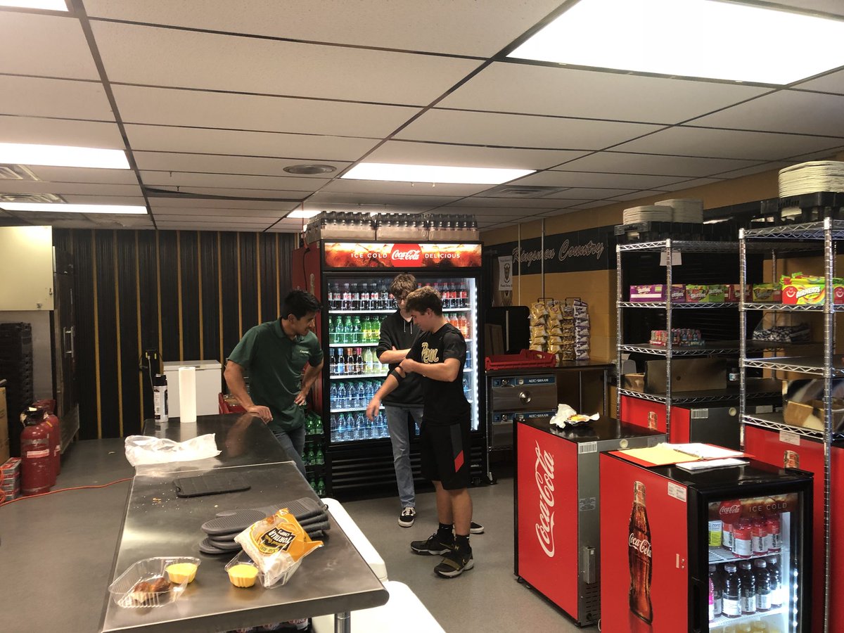 KingsmenTrack's tweet photo. The Track Gang did a great job working concessions tonight! You see the Throwers working hard moving product and the other guys standing around. #JustLikePractice https://t.co/wKRyocZgsR