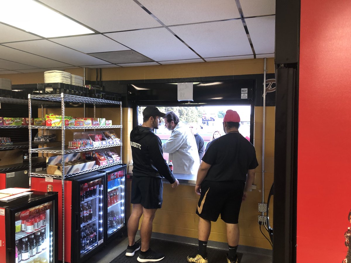 KingsmenTrack's tweet photo. The Track Gang did a great job working concessions tonight! You see the Throwers working hard moving product and the other guys standing around. #JustLikePractice https://t.co/wKRyocZgsR