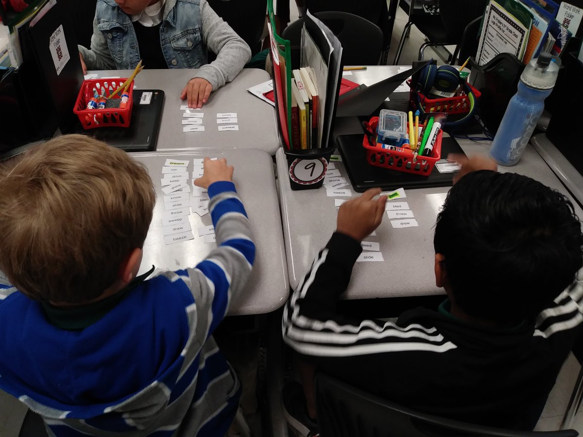 MsBFrazier's tweet photo. Balanced Literacy Fun! Becoming better readers through our differentiated word work program! #DawgtasticinThird @SCCPSS @AnnLPGA @georgiadeptofed https://t.co/cbgnCz05eH