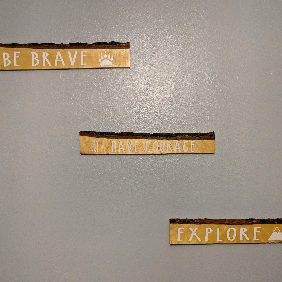 Advntrs_At_Home's tweet photo. Just finished some pallet board signs for Ryan's wall. Stay tuned for the tutorial video!

#pallet #palletdiy #wallart #DIY #HowTo #Tutorials #woodworking #Adventure #advntrs_at_home https://t.co/2UZDWD0mA2