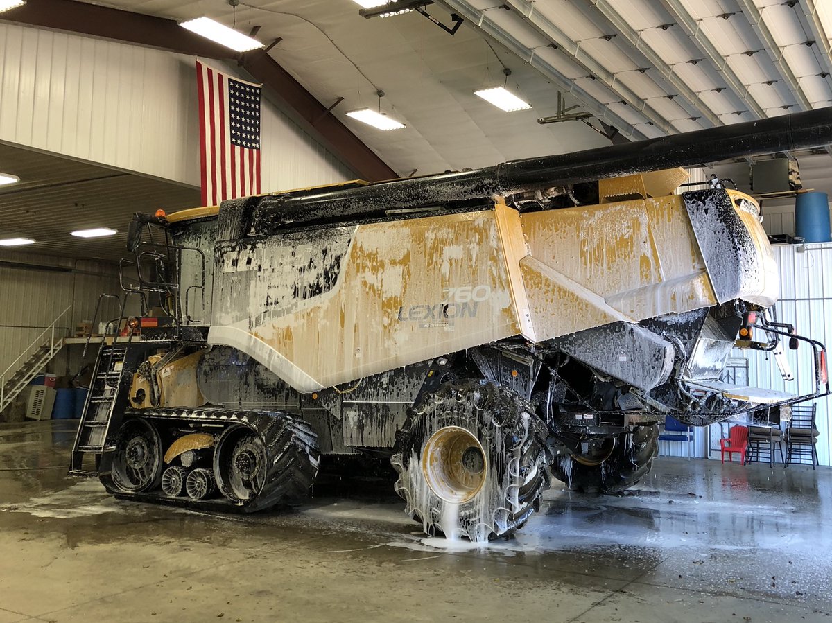 TheLeeFast's tweet image. Got everything washed up and ready to go for harvest starting this weekend. Thanks for the hook up @gohrfarm #checksinthemail #harvest2018 #doyouevenfoambro @msschippers @CLAAS_America @CaterpillarInc
