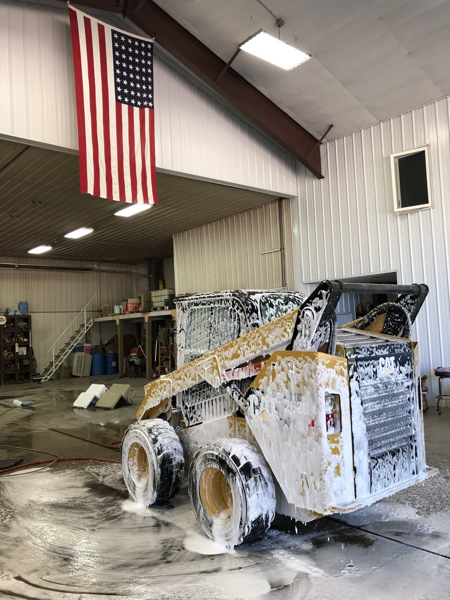 TheLeeFast's tweet image. Got everything washed up and ready to go for harvest starting this weekend. Thanks for the hook up @gohrfarm #checksinthemail #harvest2018 #doyouevenfoambro @msschippers @CLAAS_America @CaterpillarInc