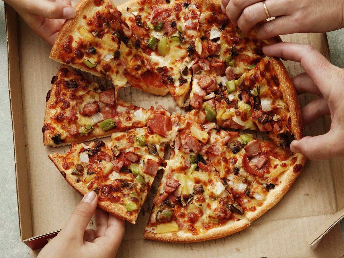 foodandwine's tweet photo. Most pizzas are round. So why are pizza boxes square? https://t.co/Vg8FlWJ6kw https://t.co/e9sCOPmIC3
