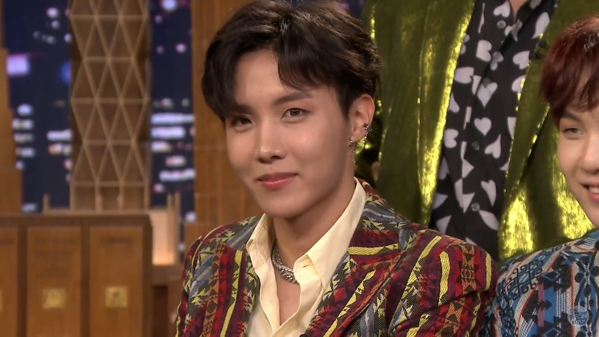 dxddybvtch's tweet photo. OMG JHOPE IS SRSLY GOING TO BE MY NEW BIAS LOOKING THSI CUTE LIKE DAMN https://t.co/oJsZoneaXX