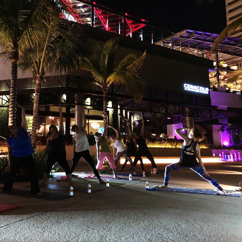 Clase de yoga para nuestros visitantes 😉👌 #FelizMiércoles #Cancun #QuintanaRoo