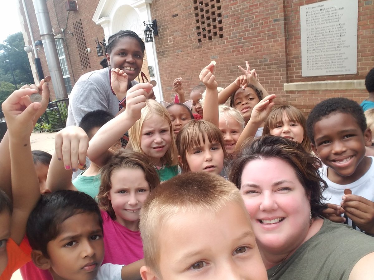 FirstInRoom219's tweet image. Firsties persevered through a Chilly Challenge obstacle today to reach their penny goals #NeverGiveUp #iceiscold