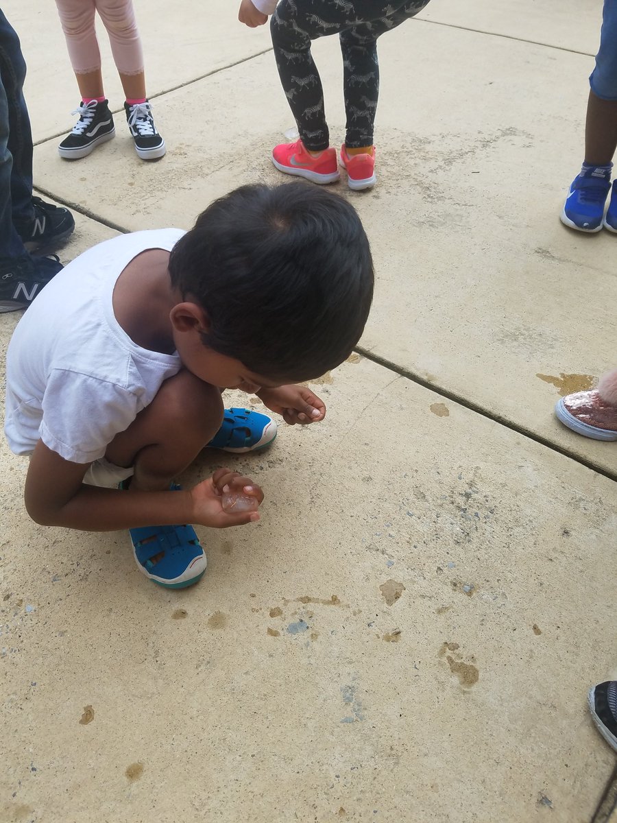 FirstInRoom219's tweet image. Firsties persevered through a Chilly Challenge obstacle today to reach their penny goals #NeverGiveUp #iceiscold