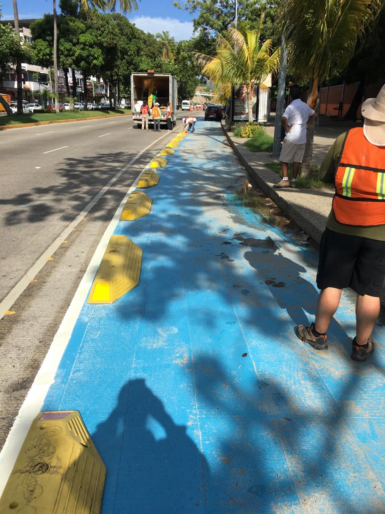 cicloviacostera's tweet photo. Ayer les agarro el aguacero a los chicos q están construyendo la #cicloviacostera pero hoy continuaron con la labor de limpieza y montaje de equipamiento. Show some love!  😍 🚲🌴@evodiovelazquez https://t.co/Vik17YzHgk