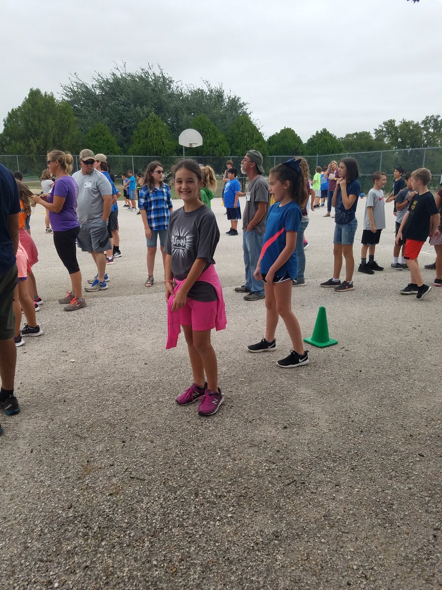 Laina_White's tweet photo. Yay! PE with Your Parent! @LampasasHSE #HSEchooseKind #gobeyondlampasas #ParentsLovePE #MyBestMove https://t.co/hqDyAaocFp