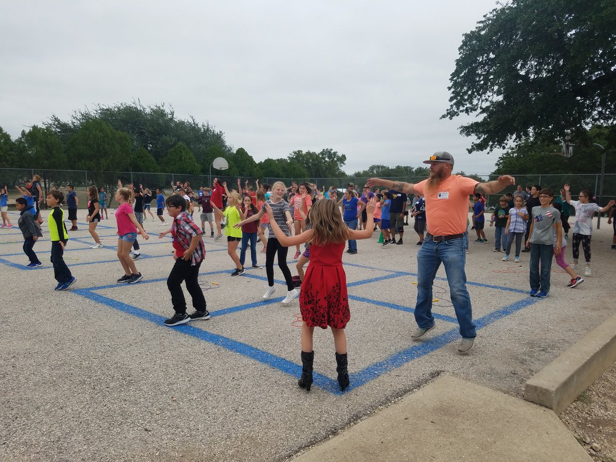 Laina_White's tweet photo. Yay! PE with Your Parent! @LampasasHSE #HSEchooseKind #gobeyondlampasas #ParentsLovePE #MyBestMove https://t.co/hqDyAaocFp