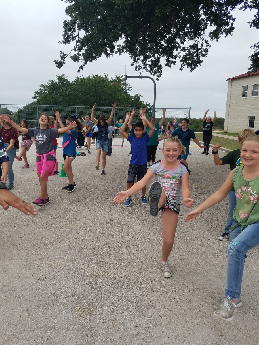 Laina_White's tweet photo. Yay! PE with Your Parent! @LampasasHSE #HSEchooseKind #gobeyondlampasas #ParentsLovePE #MyBestMove https://t.co/hqDyAaocFp