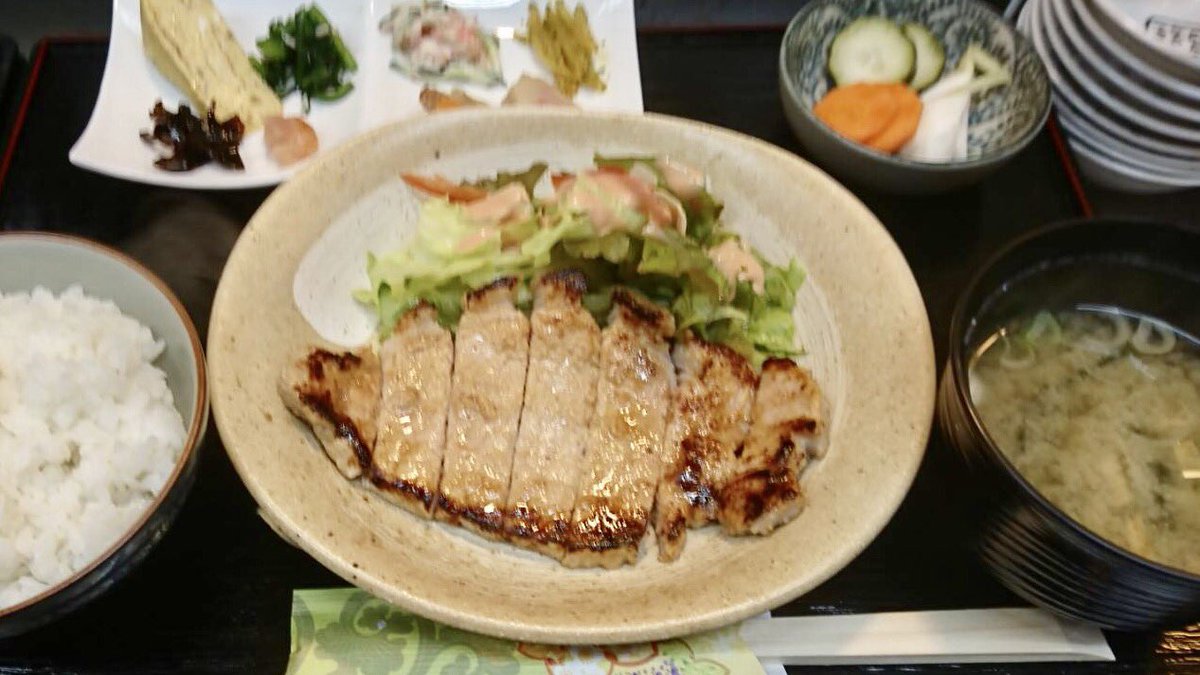 lunch_yoshi's tweet photo. 🍀おはようございます🍀

♡本日のランチメニュー♡

A 酢鶏 ランチ  ￥600
B 鮭フライor西京漬 ランチ￥600

ご来店お待ちしております🌸

写真→昨日のランチ🍴( ¨̮  )💕
豚のみそ漬け🐖

ご意見、ご感想🌸 リクエスト
お待ちしております✨
#ﾗﾝﾁ #茅ヶ崎 #佳 #一坪亭 https://t.co/NNc9uU1KAp