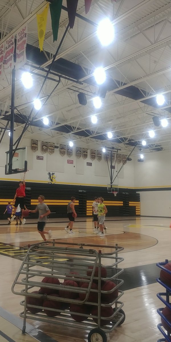 VSVikingHoops's tweet photo. Great night of skills. Nice turnout, makes me excited to see so many athletes eager to get better! Thankful for the commitment of volunteers and kids! #puttingintime #VSpride https://t.co/vrZhHDDBKJ