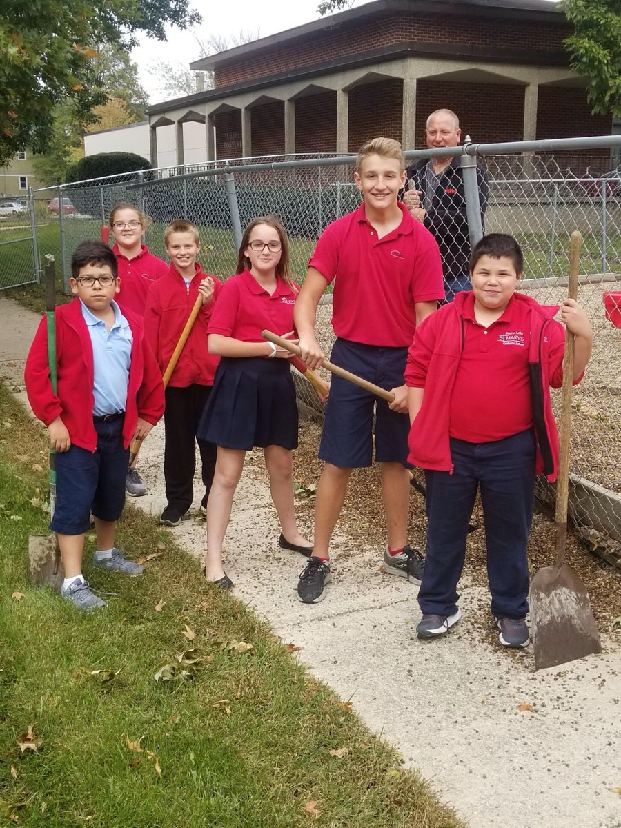 GayleStrom1's tweet photo. Some 6th grade students showed service to our school by assisting our award winning custodian, Mr. Sassman, with a small project during our middle school families this week!  Positive attitudes and volunteering go a long way in life!  #SLSMcharacter #thepantherway https://t.co/iIGMdZoqkX