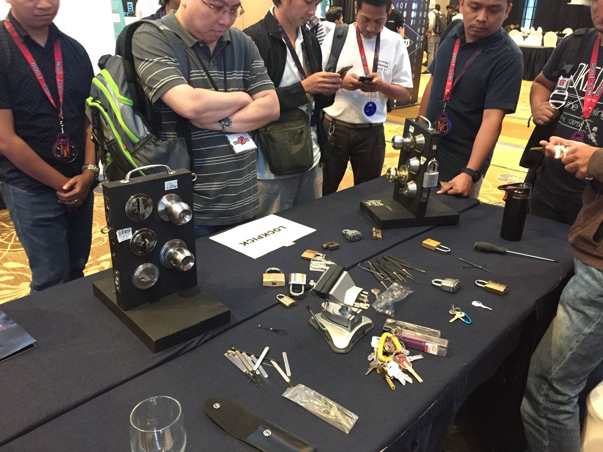 rootconorg's tweet photo. Lockpicking village has been unleashed #rootcon #rootcon12 https://t.co/49uWLpwAjF