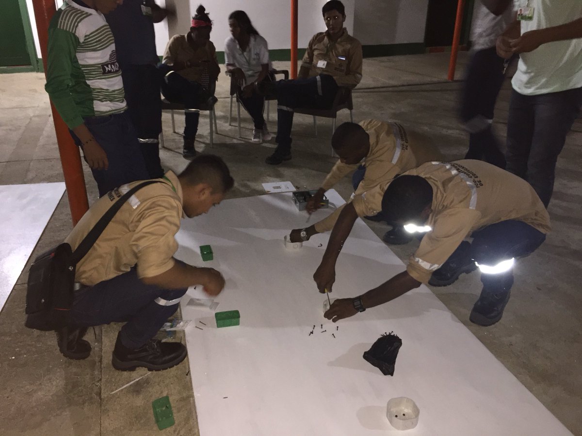 Indust1Senacfma's tweet photo. Técnico en construcción de edificaciones, realizando montajes y cometidas reales de redes eléctricas domiciliarias, en circuitos eléctricos en serie y paralelo. @SBDIR_SENACFMA  @SenaCfma https://t.co/ehyTFWUjtT