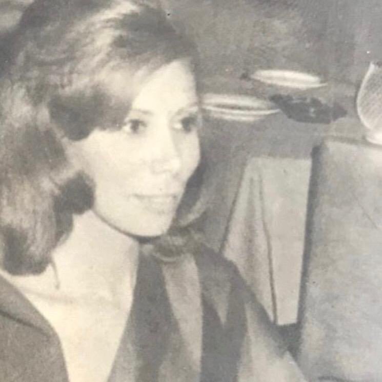 EmilioFC17's tweet photo. Esta es la foto de Edith Gomez, esposa asesinada en 1982 por el doctor Leonardo Matos Berrido, crimen por el que no pagó. La Liga ee Beisbol, @LIDOMRD pretende dedicarle el proximo torneo. Si eso no se corrige #yonovoypalpley @hgomez27 @JLMendoza_ @SusanaGautreau @GenyLozada https://t.co/UrXf9uonzz