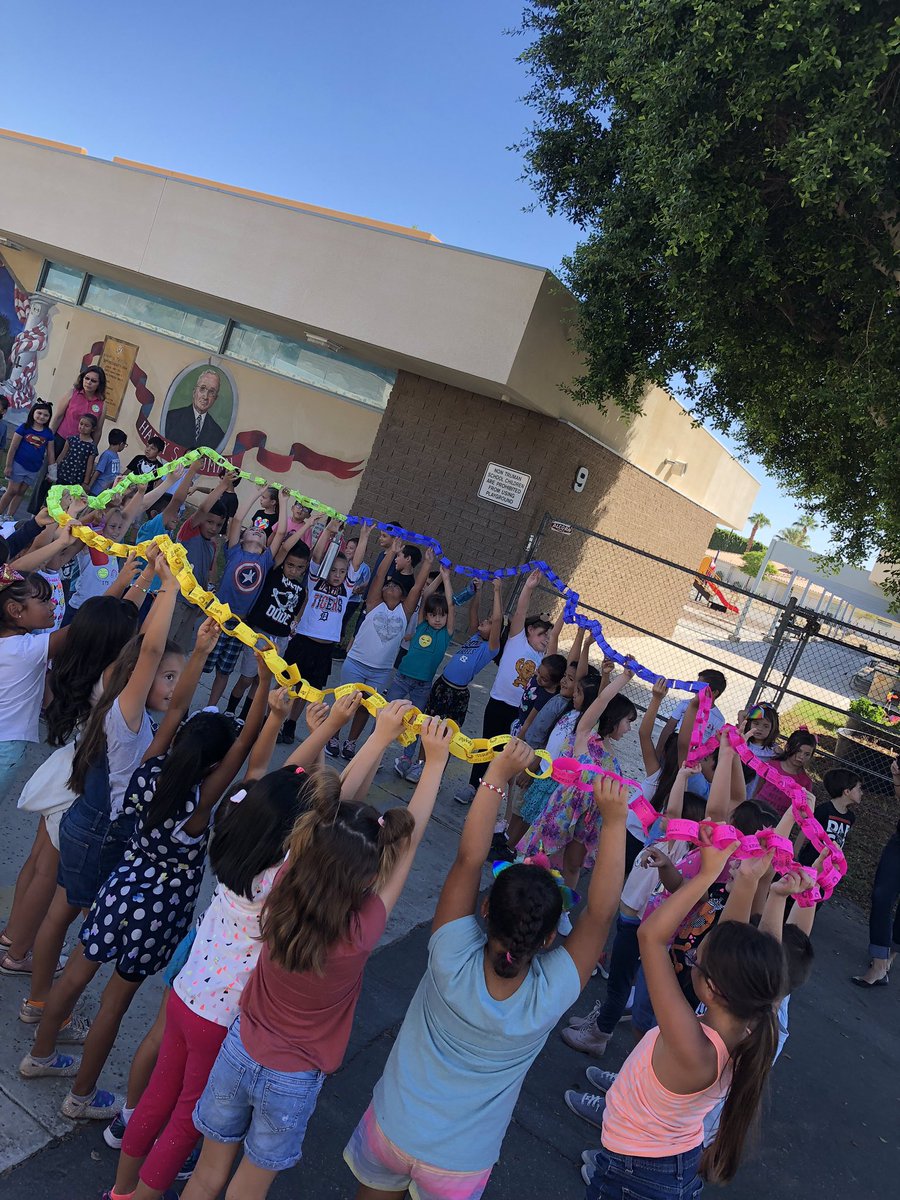 TruTigers's tweet photo. Kindness chains for 1st graders at Truman built on good deeds and empathy. So excited, so determined to reach out to those in need! Feel the love! #dsusdHello https://t.co/xNjEvEcNbY