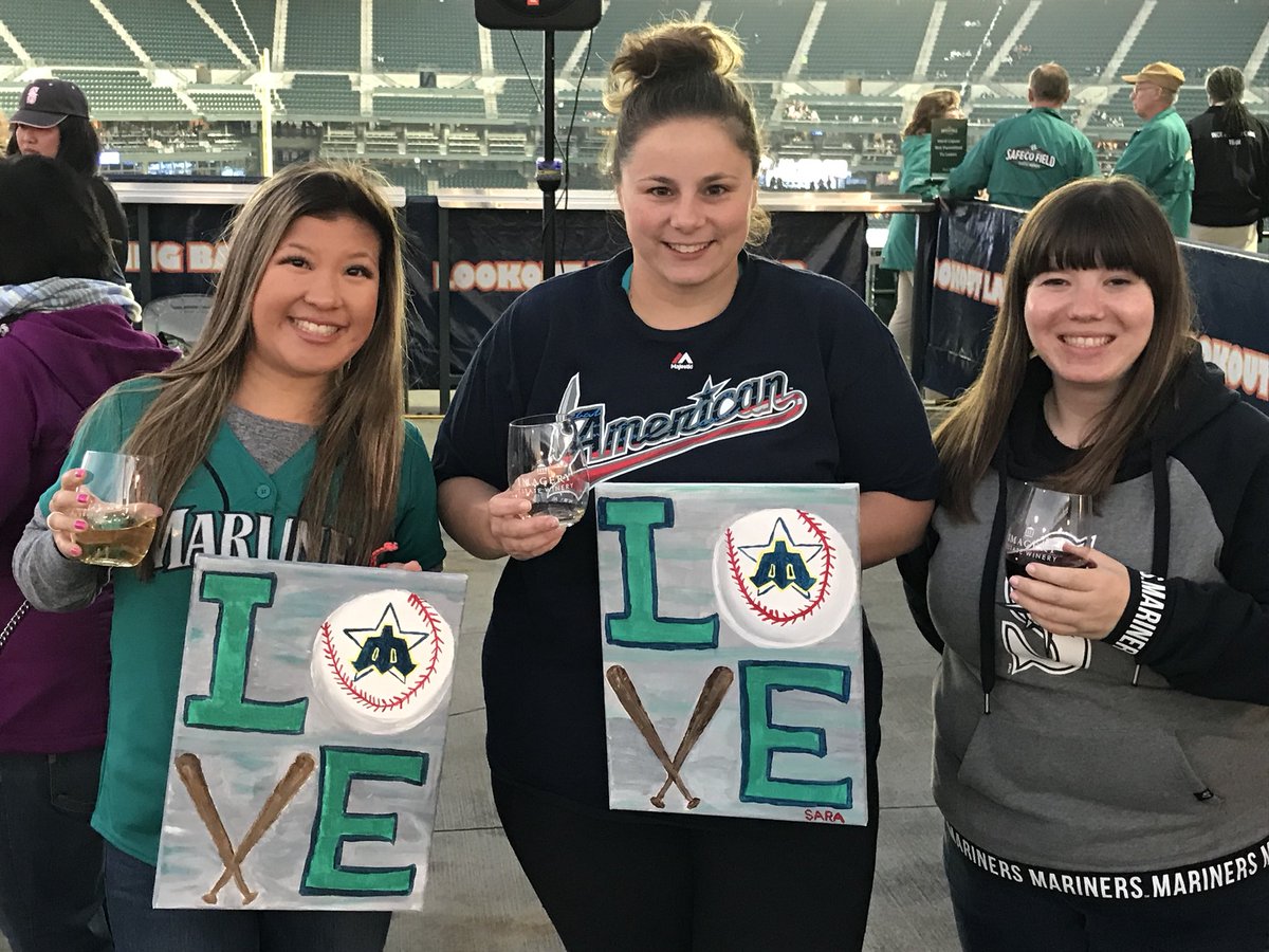 cyorozu3's tweet photo. Wednesday #WineAndPaintNight with the @Mariners! #GoMariners #FinalHomestand #WhereIRoot 💙⚾️ https://t.co/rLlKL7e17E