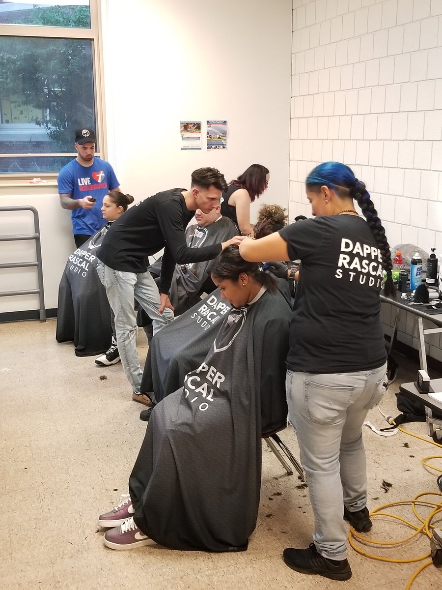 DarioBVazquez's tweet image. Food, face painting, and haircuts. No better way to bring people together. Thank you to everyone who volunteered their time! #communityresourcefair #BPatriotProud #BHSfaculty @Kevin_Richman