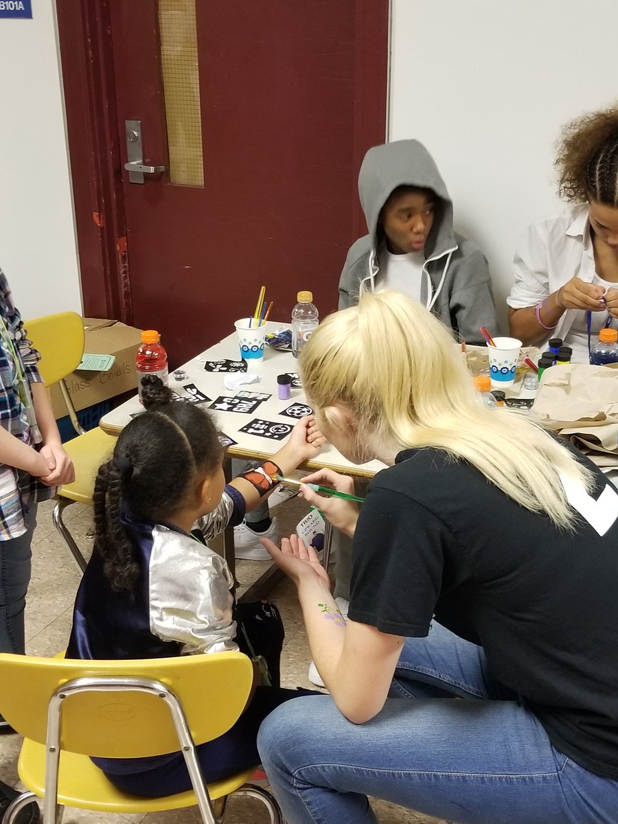 DarioBVazquez's tweet image. Food, face painting, and haircuts. No better way to bring people together. Thank you to everyone who volunteered their time! #communityresourcefair #BPatriotProud #BHSfaculty @Kevin_Richman