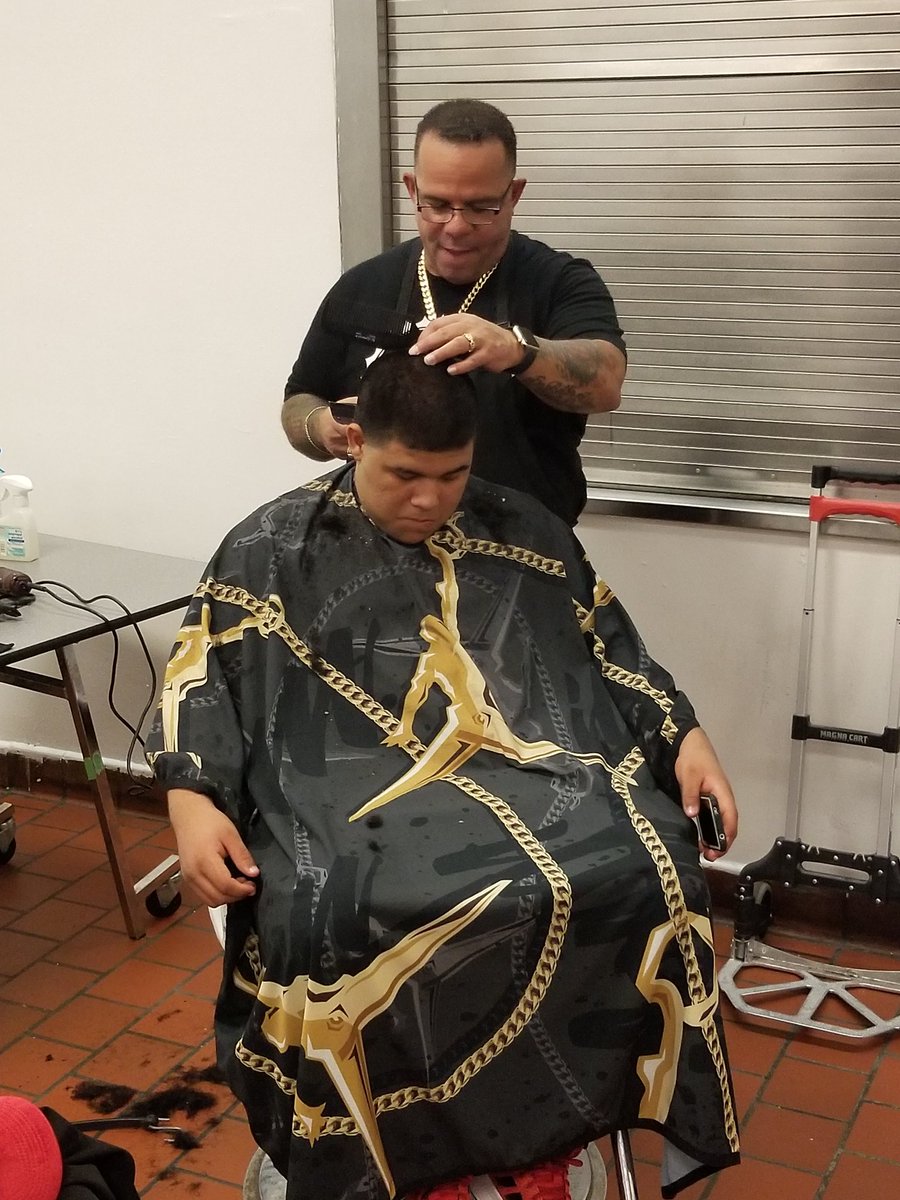 DarioBVazquez's tweet image. Food, face painting, and haircuts. No better way to bring people together. Thank you to everyone who volunteered their time! #communityresourcefair #BPatriotProud #BHSfaculty @Kevin_Richman