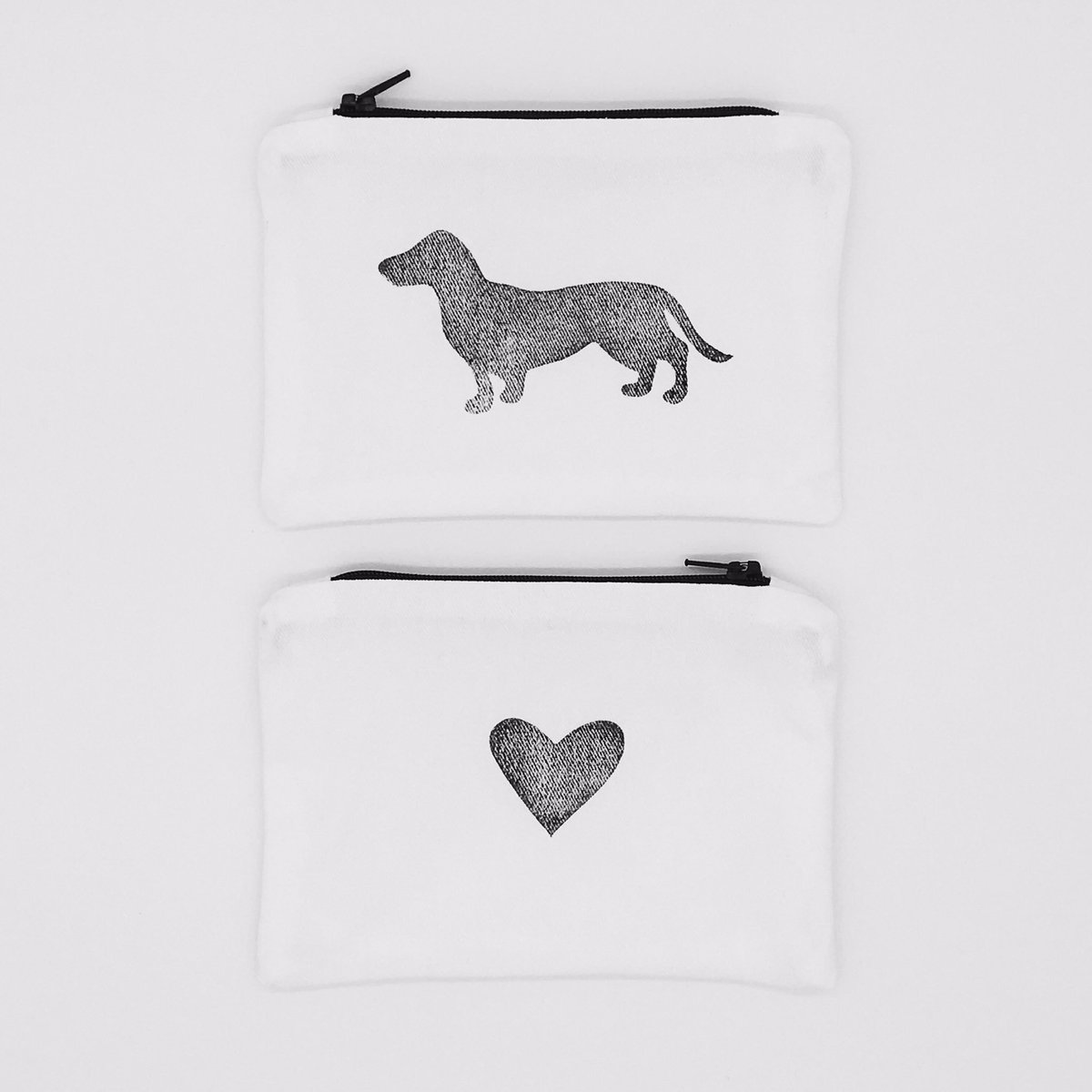 LittleGreyWolfC's tweet photo. The *NEW* Woof pouch 🐕 back and front view 🖤
Available ONLINE at https://t.co/6wJ3AO3qEU
#littlegreywolf #textileprint #linocutprint #linocut #linoleumprint #blockprints #textiledesigns #surfacedesigner #reliefprinting #printersofinstagram #rubbercarving #reliefprintmaking https://t.co/lUiCshOpla