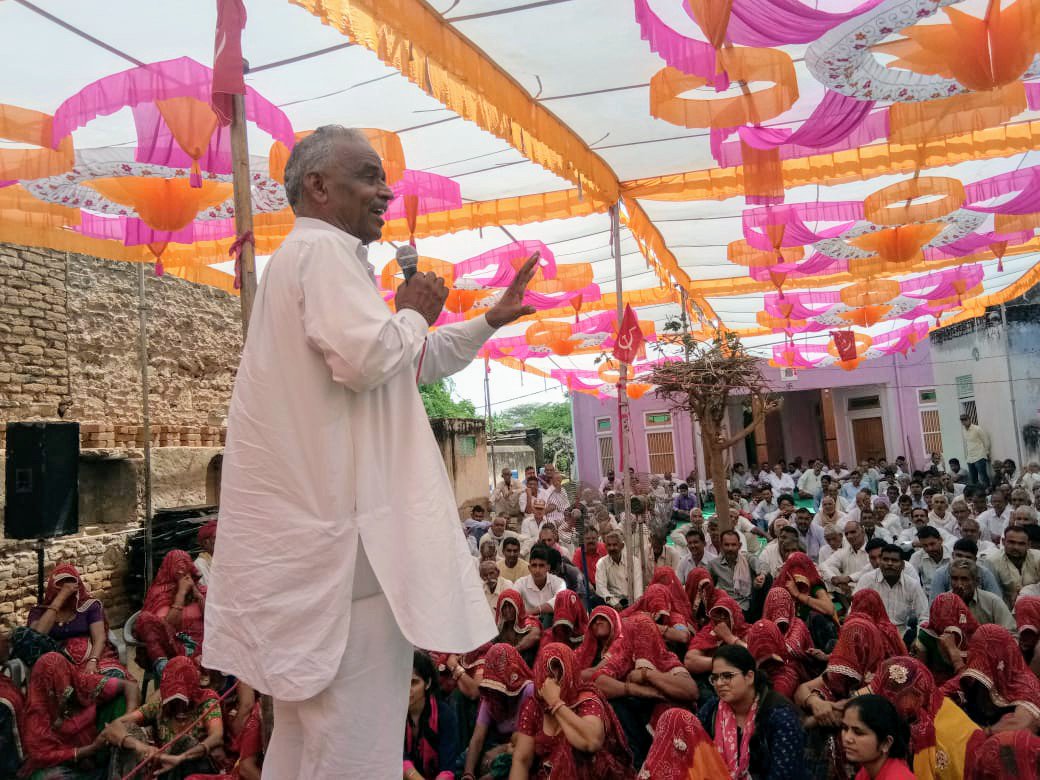 firstkhabar's tweet photo. #सीकर: पूर्व विधायक कॉमरेड अमराराम ने कहा कि जनता का खजाना लूटने में कांग्रेस-बीजेपी की बराबर भागेदारी है, सिहोट छोटी गांव में माकपा पार्टी के जोन सम्मेलन मे यह बात कहीं है @amraram_mla ने.
@cpimspeak @CPIMSikar #ComradeLeader #CPIM https://t.co/8QXBCEaIZ3
