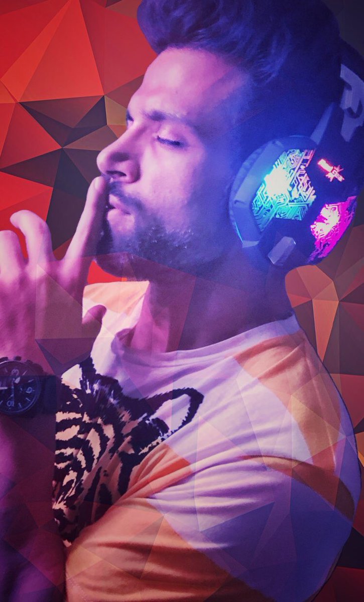 rithwik_RD's tweet photo. Psychedelic headgear!🎧 https://t.co/1zXxvZMgbt