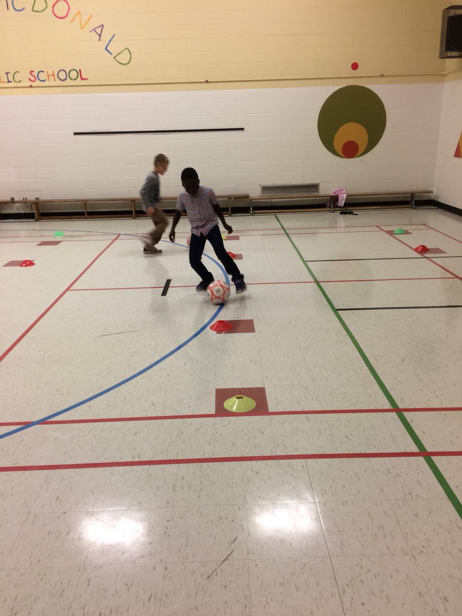 MrPasqua's tweet photo. Grade 4’s we’re working on dribbling, passing, accuracy and shooting. #SoccerUnit @FJMcDonaldOCSB https://t.co/IW7S3Jp1oS