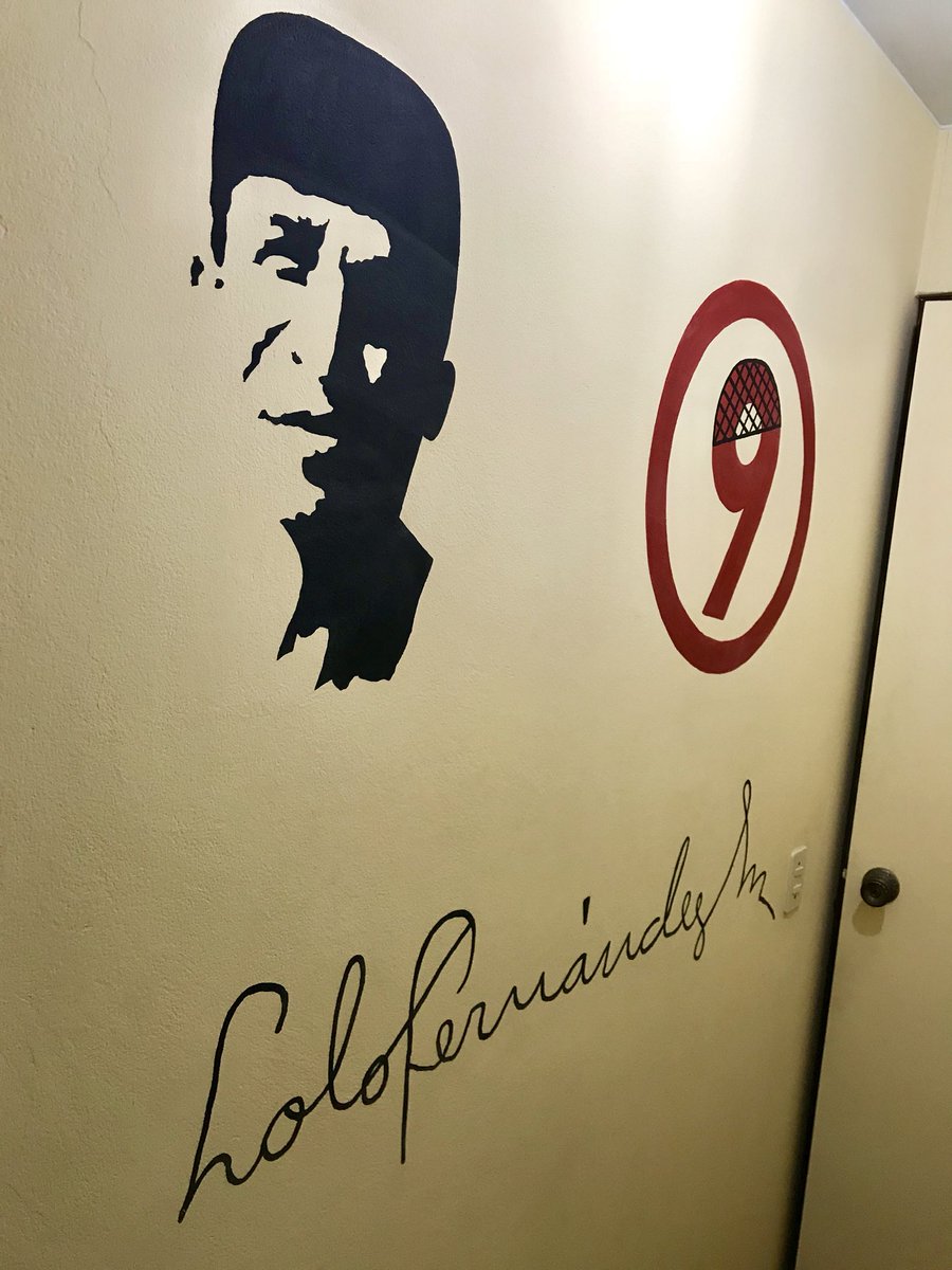 juanpiportu95's tweet photo. Les presento mi cuarto. 
Crema y Rojo los colores más lindos del mundo. 
Homenaje a mi club @Universitario 
#ydaleU https://t.co/ujxNMDfGka