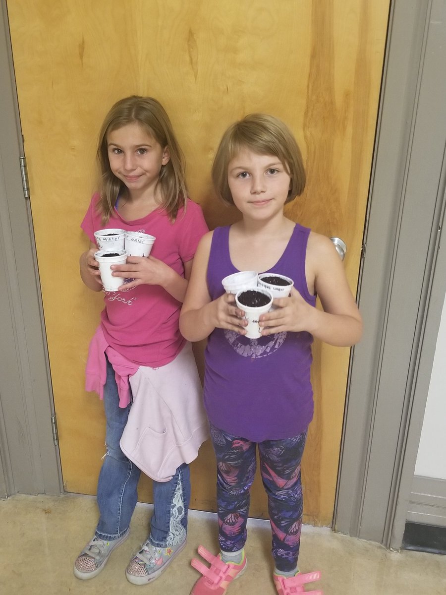 djhausauer's tweet photo. We spent the afternoon planting some beans to complete 4 different experiments involving light, water, fertilizer, and different soils. Ss were focused on the scientific method and the variables they kept the same and changed! @ElmStreet76 https://t.co/SkiGdP8mZP